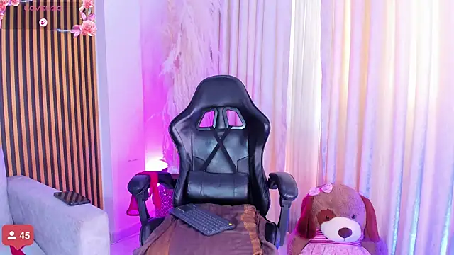 alejagarcia  online show from 11-04-25, 09:03