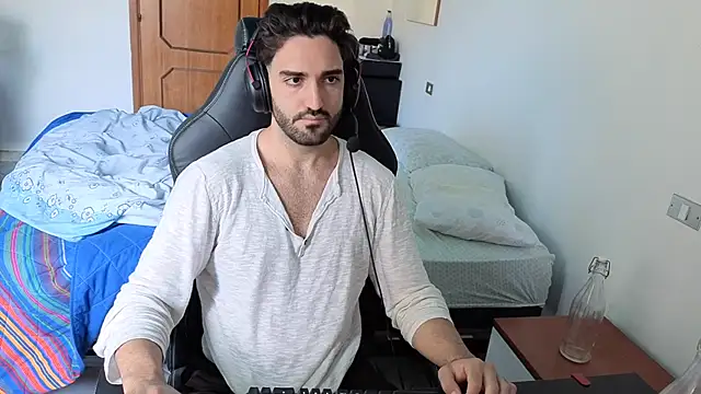 Al3xox02 online show from 04-10-26, 09:47