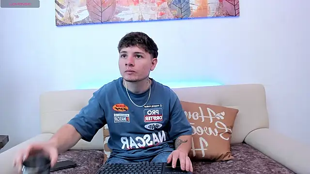 Snapshot of Leoo_Miller chatting on 10-30-25, 08:20 Leoo Miller online show from 10-30-25, 08:20