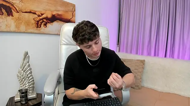 Snapshot of Leoo_Miller chatting on 11-05-25, 04:23 Leoo Miller online show from 11-05-25, 04:23