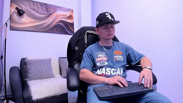 Snapshot of Leoo_Miller chatting on 11-14-25, 04:00 Leoo Miller online show from 11-14-25, 04:00