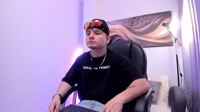 Snapshot of Leoo_Miller chatting on 11-19-25, 04:12 Leoo Miller online show from 11-19-25, 04:12