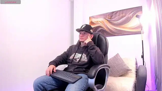 Snapshot of Leoo_Miller chatting on 11-25-25, 03:50 Leoo Miller online show from 11-25-25, 03:50