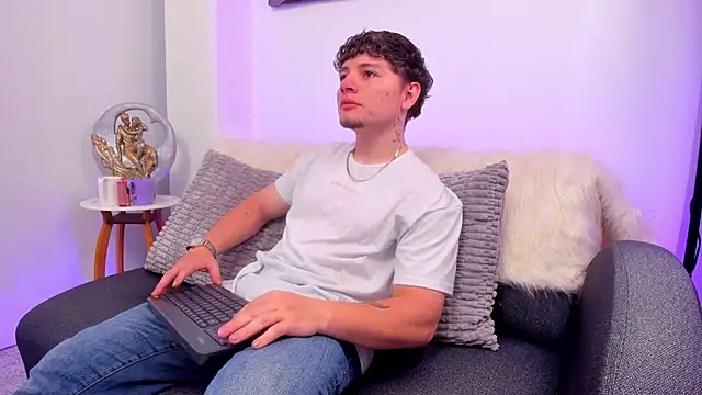 Snapshot of Leoo_Miller chatting on 11-30-25, 04:16 Leoo Miller online show from 11-30-25, 04:16