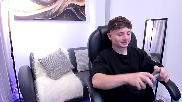 Snapshot of Leoo_Miller chatting on 12-14-25, 04:18 Leoo Miller online show from 12-14-25, 04:18