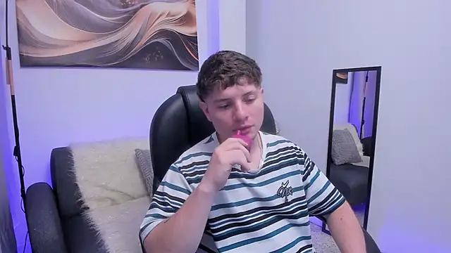 Snapshot of Leoo_Miller chatting on 12-17-25, 07:47 Leoo Miller online show from 12-17-25, 07:47