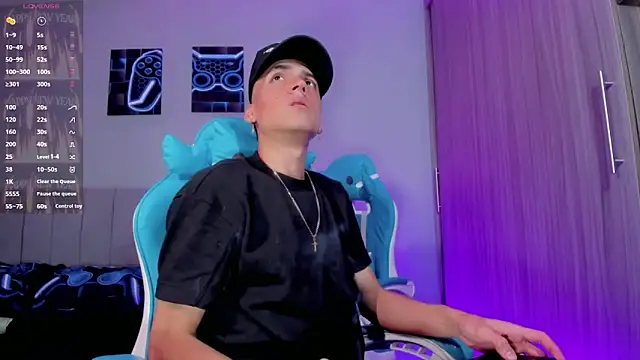 Snapshot of lopez_and_jesus chatting on 10-10-25, 01:15 lopez and jesus online show from 10-10-25, 01:15