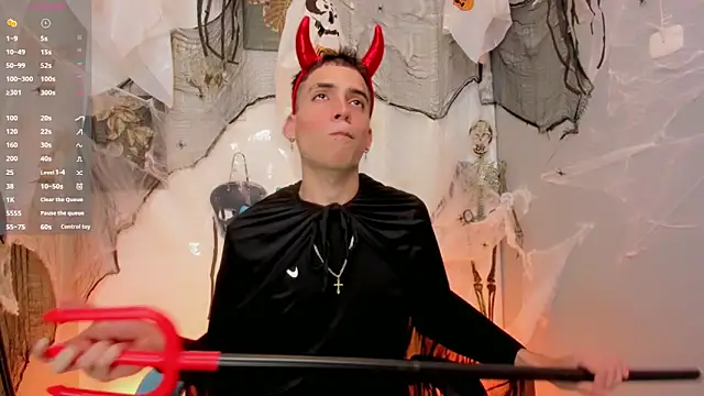 Snapshot of lopez_and_jesus chatting on 10-29-25, 12:13 lopez and jesus online show from 10-29-25, 12:13