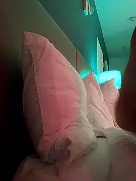 Snapshot of nvthvn555 chatting on 10-31-25, 08:04 nvthvn555 online show from 10-31-25, 08:04