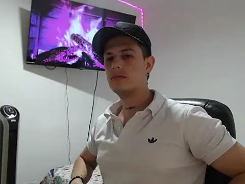 Snapshot of Mylo_smit chatting on 10-09-25, 05:49 Mylo smit online show from 10-09-25, 05:49