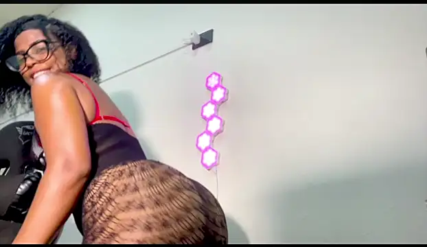 Snapshot of natybratz01 chatting on 11-11-25, 12:10 natybratz01 online show from 11-11-25, 12:10