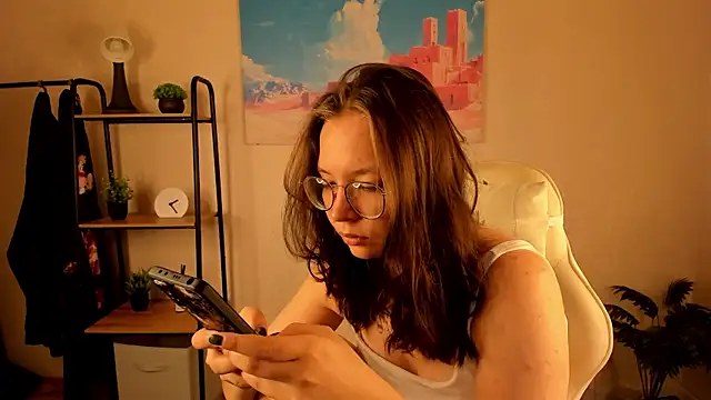 Nuura Moore online show from 10-09-25, 01:03