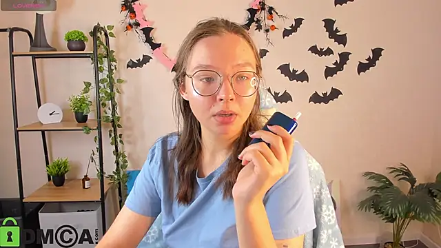 Nuura Moore online show from 11-04-25, 12:54