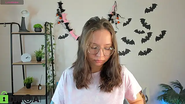 Nuura Moore online show from 11-05-25, 12:54