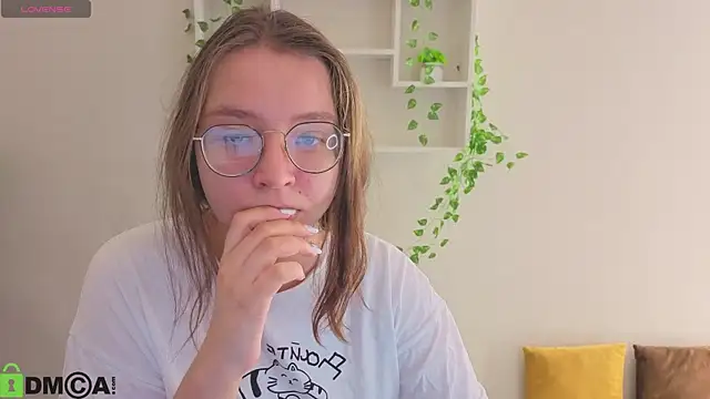 Nuura Moore online show from 12-04-25, 01:04