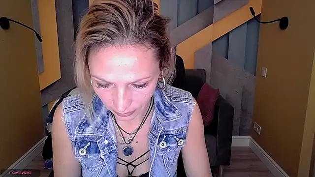 Snapshot of AlinaMoor chatting on 10-29-25, 06:59 AlinaMoor online show from 10-29-25, 06:59