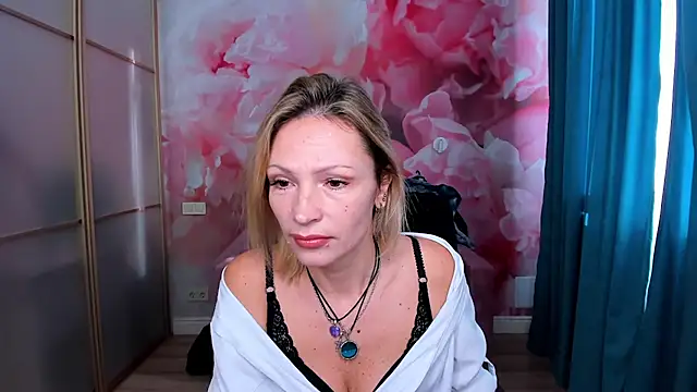 Snapshot of AlinaMoor chatting on 11-14-25, 06:45 AlinaMoor online show from 11-14-25, 06:45