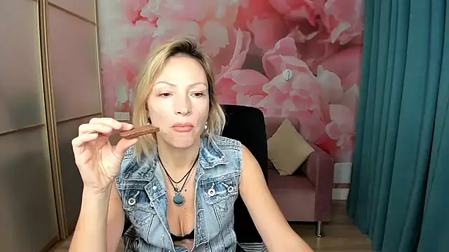 Snapshot of AlinaMoor chatting on 12-01-25, 06:40 AlinaMoor online show from 12-01-25, 06:40