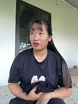 TrangNemo online show from 10-17-25, 01:09