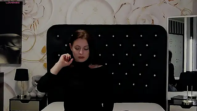 Snapshot of NicolleGrant chatting on 10-08-25, 06:00 NicolleGrant online show from 10-08-25, 06:00