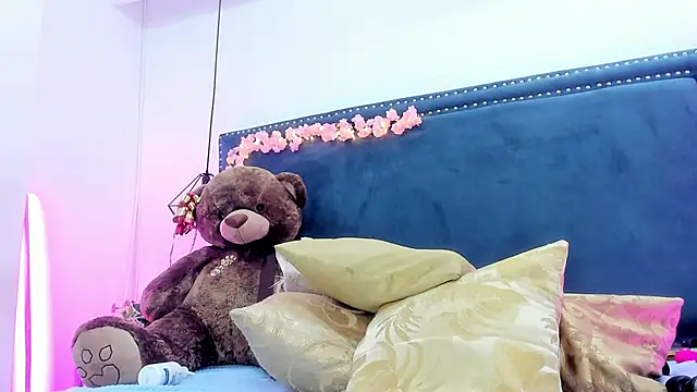 Emma Saylor online show from 04-19-26, 01:10