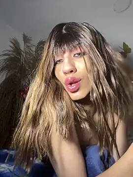 Snapshot of SiaraRealist chatting on 12-19-25, 01:01 SiaraRealist online show from 12-19-25, 01:01