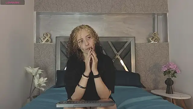 Snapshot of benny_wilson chatting on 12-21-25, 04:30 benny wilson online show from 12-21-25, 04:30