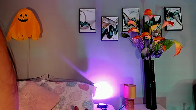 Snapshot of Jenn_W chatting on 10-24-25, 12:12 Jenn W online show from 10-24-25, 12:12