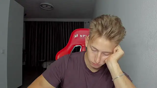 Snapshot of find0m_master chatting on 11-24-25, 11:37 find0m master online show from 11-24-25, 11:37