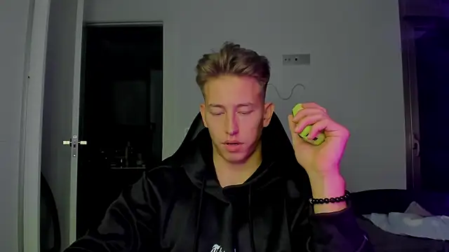 Snapshot of find0m_master chatting on 01-17-26, 06:33 find0m master online show from 01-17-26, 06:33