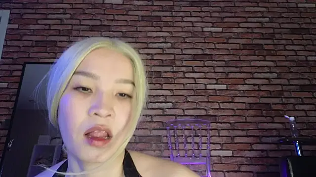 Snapshot of saya_li1 chatting on 11-01-25, 10:12 saya li1 online show from 11-01-25, 10:12