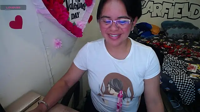 Snapshot of Miss__kendra_ chatting on 06-17-26, 01:56 Miss kendra online show from 06-17-26, 01:56