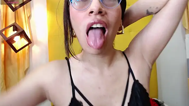 Snapshot of caty_angel chatting on 10-15-25, 09:37 caty angel online show from 10-15-25, 09:37