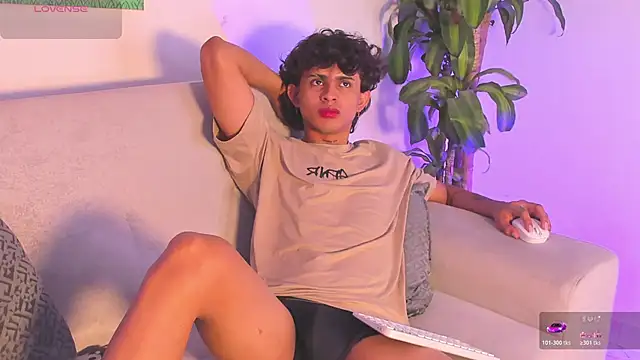 Snapshot of lua_boy chatting on 11-21-25, 02:43 lua boy online show from 11-21-25, 02:43