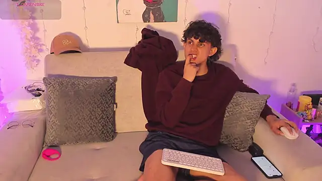 Snapshot of lua_boy chatting on 03-10-26, 04:06 lua boy online show from 03-10-26, 04:06