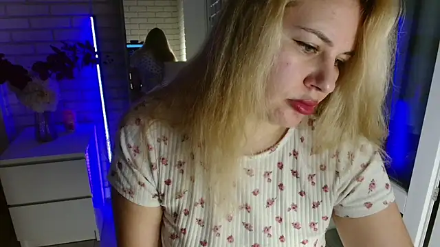 Snapshot of Passion-Blondy chatting on 11-12-25, 10:41 Passion-Blondy online show from 11-12-25, 10:41