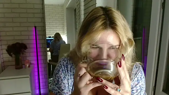 Snapshot of Passion-Blondy chatting on 11-25-25, 05:46 Passion-Blondy online show from 11-25-25, 05:46