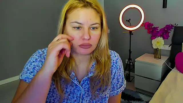 Snapshot of Passion-Blondy chatting on 01-18-26, 09:29 Passion-Blondy online show from 01-18-26, 09:29