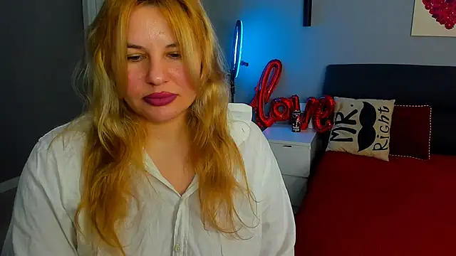 Snapshot of Passion-Blondy chatting on 02-18-26, 09:00 Passion-Blondy online show from 02-18-26, 09:00