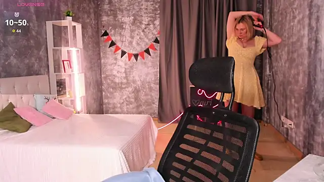 scent  of woman online show from 12-19-25, 01:23