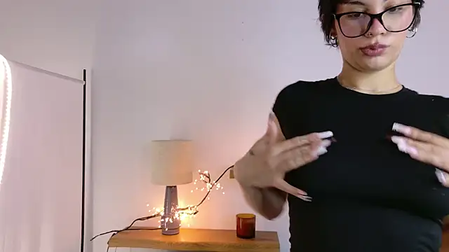 Snapshot of LoraShines chatting on 11-18-25, 07:46 LoraShines online show from 11-18-25, 07:46