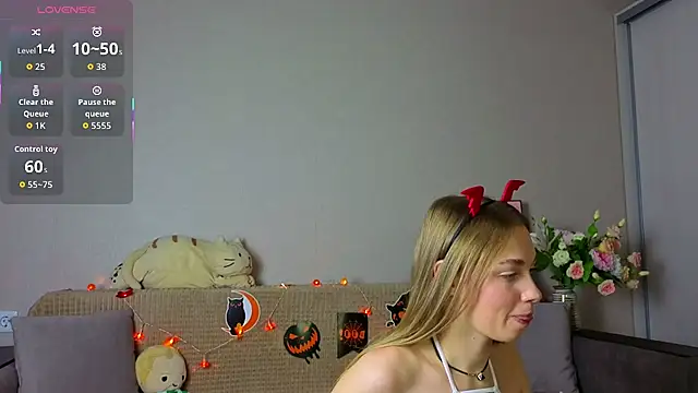 Snapshot of ElizaPurrr chatting on 10-24-25, 11:17 ElizaPurrr online show from 10-24-25, 11:17