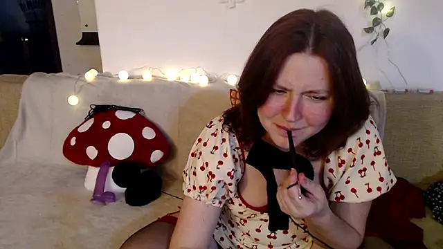 Snapshot of Lilith__moon chatting on 10-23-25, 07:23 Lilith moon online show from 10-23-25, 07:23