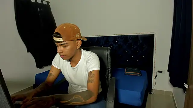 Snapshot of elias_ford chatting on 10-10-25, 07:46 elias ford online show from 10-10-25, 07:46