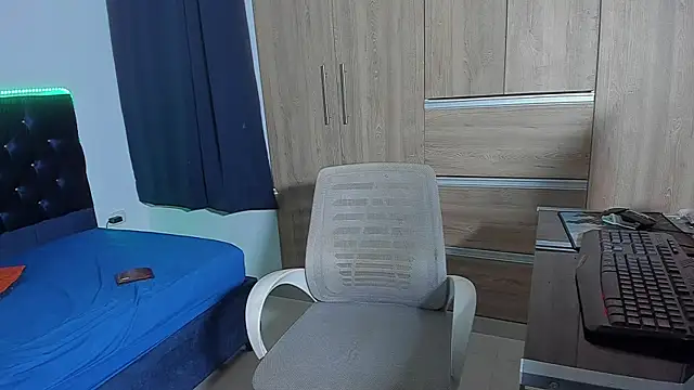 Snapshot of elias_ford chatting on 10-19-25, 08:20 elias ford online show from 10-19-25, 08:20