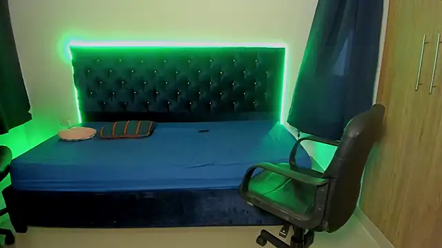 Snapshot of elias_ford chatting on 10-21-25, 07:25 elias ford online show from 10-21-25, 07:25