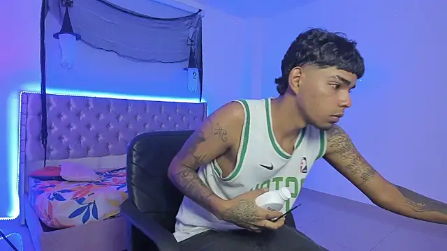 Snapshot of elias_ford chatting on 11-25-25, 07:25 elias ford online show from 11-25-25, 07:25