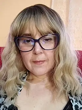 Snapshot of Amelialove42 chatting on 05-05-26, 03:20 Amelialove42 online show from 05-05-26, 03:20