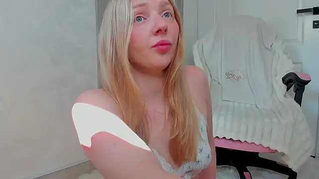 Snapshot of SundyRose chatting on 06-21-26, 06:16 SundyRose online show from 06-21-26, 06:16