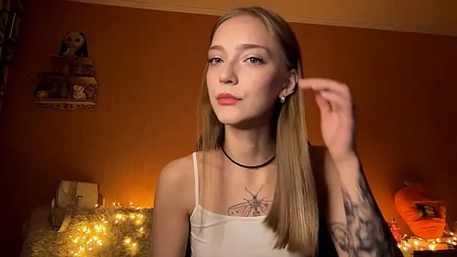 Snapshot of EvaPeace chatting on 10-14-25, 04:19 EvaPeace online show from 10-14-25, 04:19